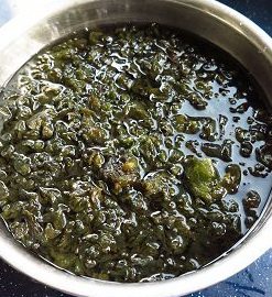 地皮菜包子 ,在换清水浸泡。我泡了三天,每次换水都要把全部的地皮菜搓揉几下。直到换水后底部没有泥土为止。