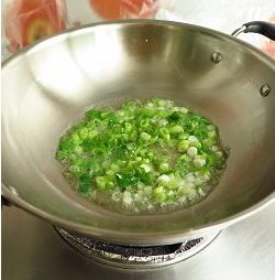 地皮菜包子 ,然后在倒入油,比炒一盘子菜的油要多些,油热放入葱碎炒出香味,放入地皮菜。