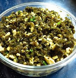 地皮菜包子 ,翻炒几下,放入炒好的鸡蛋,翻拌均匀,在散入盐拌匀就可以了,无需在加入其它佐料。