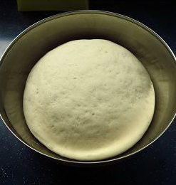 地皮菜包子 ,发酵至原来的两倍大,排气,滚圆。