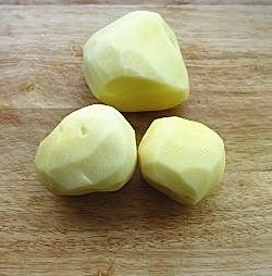 山药馍馍,山药馍馍的做法:土豆洗净、去皮、切片,上锅蒸熟。