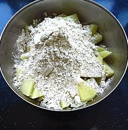山药馍馍,蒸熟的土豆片趁热放入适量的莜麦面粉,土豆与莜麦面粉的比例大致为2:1。