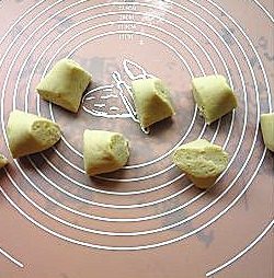 山药馍馍,切成小剂子,压扁,包入菜馅。