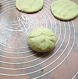 山药馍馍,捏紧口,稍稍压扁成圆饼状。