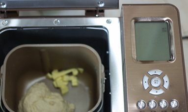 迷你肠仔面包,面团搅拌至光滑时加入黄油,面包机使用一次“意式和面”功能。