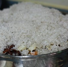 客家盐焗鸡,放入包好的鸡,鸡的上下左右都要用盐覆盖着,然后用中小火煮40分钟。