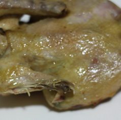 客家盐焗鸡,煮好后焖片刻,取出鸡,斩件装饰即可上桌。