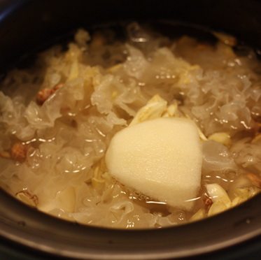 雪梨银耳润肺羹,将所有食材洗净后放进汤锅中，加入1.5升水，大火煮沸后转中小火煮40分钟。