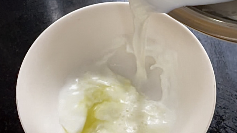 姜撞奶,倒进放有姜汁的碗中（距离20cm左右的高度倒进去）