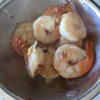 泰式炒河粉,在锅中央加点油,打蛋进去,然后混着一起炒。