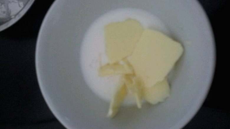 奶酪蛋糕,牛奶,蜂蜜,黄油进微波或隔水热至糖化,黄油化