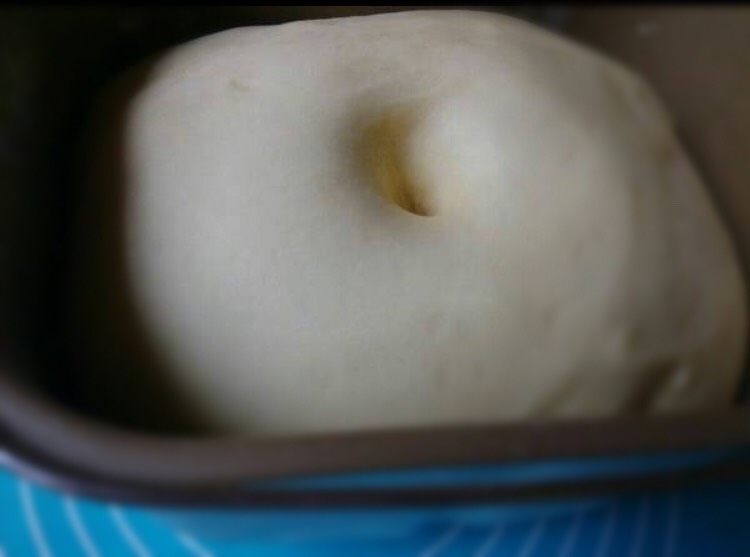 手撕面包,把除了<a style='color:red;display:inline-block;' href='/shicai/ 887'><a style='color:red;display:inline-block;' href='/shicai/ 887'>黄油</a></a>的面团所有材料放入面包桶里启动和面程序和面十三分钟左右，放入<a style='color:red;display:inline-block;' href='/shicai/ 887'><a style='color:red;display:inline-block;' href='/shicai/ 887'>黄油</a></a>二十克继续和面成光滑面团。然后发酵成两倍大小的面团。没有面包机可以用手和面揉面再放温暖地方发酵。