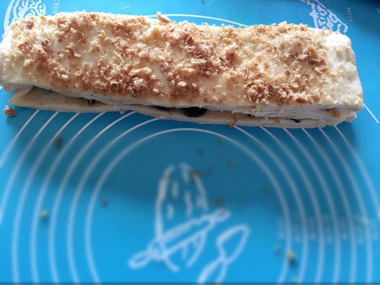 手撕面包,再均匀切成四条。口味交叉地重叠摆放在一起成为一条。