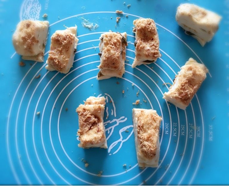 手撕面包,再切成八小块，如图。