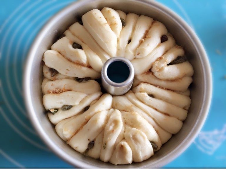 手撕面包,放温暖湿润的地方发酵。我是用的烤箱底部放一碗水，预热38度左右发酵的。