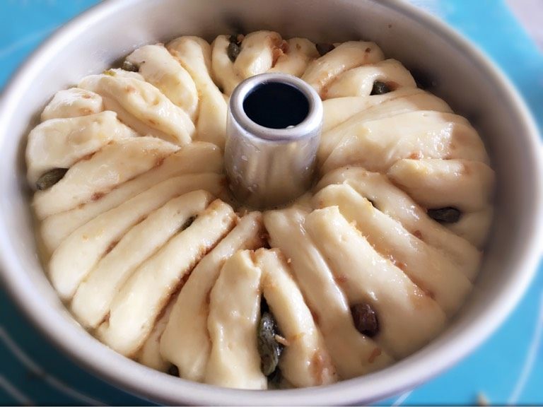 手撕面包,如图发酵至两倍大小。表面刷一层<a style='color:red;display:inline-block;' href='/shicai/ 59311'><a style='color:red;display:inline-block;' href='/shicai/ 59311'>鸡蛋液</a></a>。