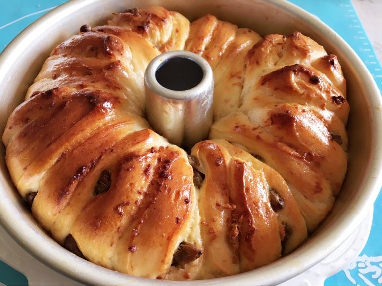 手撕面包,烤箱预热150度，上下火放中层烘烤20分钟。随时观察变色，上色完毕可加盖锡纸继续烘烤。