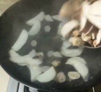 蚝油炒菌菇,做一锅开水,水开后放入蘑菇。