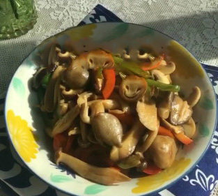 蚝油炒菌菇,出锅,无需放鸡精味精等添加剂。