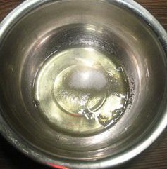 菊花纸杯蛋糕,制作奶油霜。蛋白放在一个无油无水的不锈钢盆中,放入细砂糖。