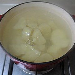 肉末土豆泥,放入开水锅中,小火煮30分钟。
