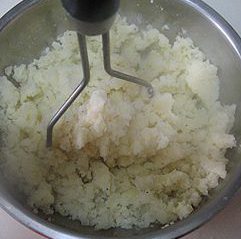 肉末土豆泥,土豆煮熟后,捞出,压成土豆泥,放点盐和现磨黑胡椒碎调味。