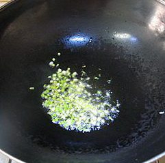 肉末土豆泥,炒锅烧热,放入适量色拉油,放入香葱末炒出香味。
