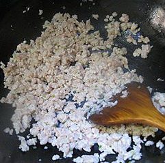 肉末土豆泥,放入鸡肉碎翻炒至变色,并且一粒一粒分开,不要结块。