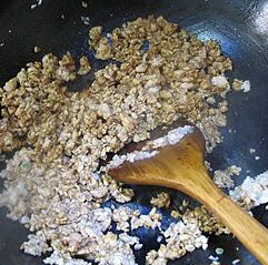 肉末土豆泥,放入少量老抽上色,适量海鲜酱油翻炒均匀。