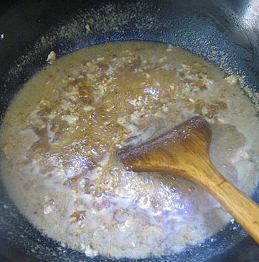 肉末土豆泥,待煮开后,有沫子,将沫子撇除。