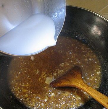 肉末土豆泥,放入适量水淀粉,边放入水淀粉边用铲子搅拌,以免水淀粉结块。