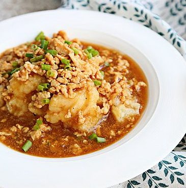 肉末土豆泥,将鸡汤肉末浇在土豆泥上，表面再洒上香葱。