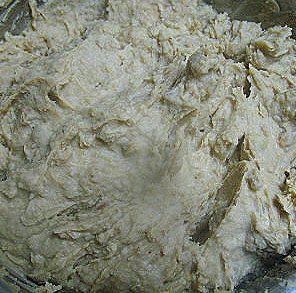 香酥板栗饼,将板栗丁放入栗子泥中混合均匀,奶油栗子馅就做好了。