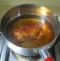 香酥板栗饼,做酥皮:市场买的肥肉放入锅中,用小火将猪油熬出。