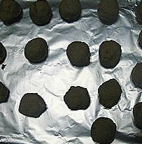 香酥板栗饼,熬猪油的同时可以把栗子馅分一分,栗子馅分成25克每个的小球。