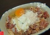 黑椒炸鸡块,加入<a style='color:red;display:inline-block;' href='/shicai/ 9'>鸡蛋</a>