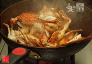 香辣花蟹,加入开水,将蟹肉与酱料炒均匀