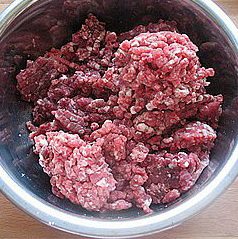 低脂炖牛肉丸子,牛肉馅放入盆中。