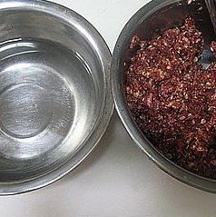 低脂炖牛肉丸子,再准备一盆清水,放在肉馅旁边。