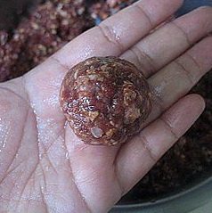 低脂炖牛肉丸子,然后用手将肉馅搓成一个一个的肉丸,手沾了清水,肉馅就不会粘在手上了。