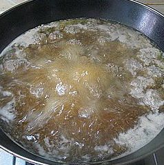 低脂炖牛肉丸子,把搓好的肉丸一个一个放入锅中焯水(可以不用等到锅开)