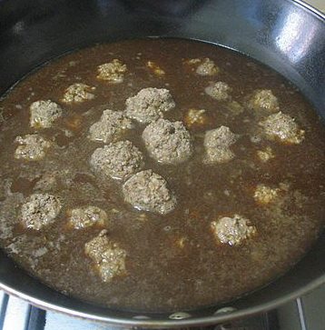 低脂炖牛肉丸子,酱牛肉剩下的老汤放入锅中,再把肉丸放入。