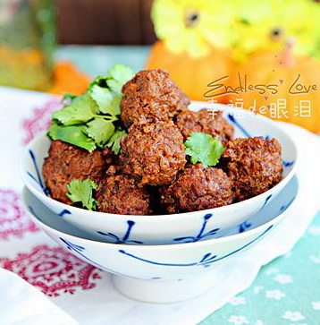 低脂炖牛肉丸子,炖好以后关火,盛出,上面摆点香菜,就可以上桌啦!