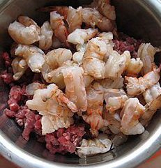 煎藕盒,将大虾切大块,和牛肉馅混合成。
