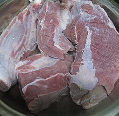 浓香酱牛肉,牛肉洗净,浸泡至水清。