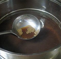 浓香酱牛肉,锅中的清酱汤煮开后,会有些浮沫,把浮沫捞出去。