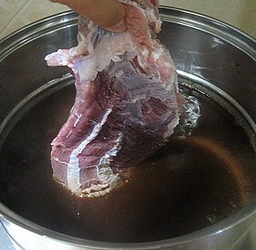 浓香酱牛肉,开锅后放入牛肉。待再次开锅后,又会产生些浮沫,再把浮沫捞出去。
