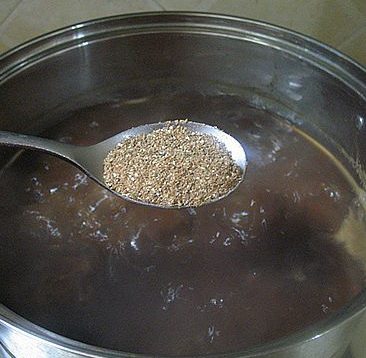 浓香酱牛肉,然后放磨碎的炖料。