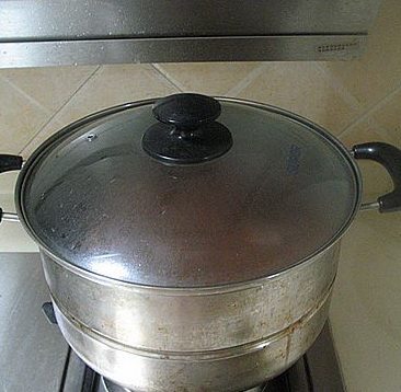 浓香酱牛肉,开锅后转小火,盖上锅盖炖3小时。