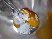 抹茶夹心小海绵,制作蛋糕体,分离蛋黄和蛋清,无盐奶油加入牛奶后隔热水化开,低粉过筛备用,抹茶卡仕达切小块备用。